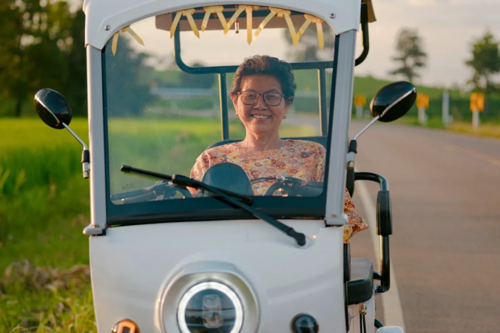 รถสามล้อไฟฟ้ามีหลังคา เหมาะกับใคร?